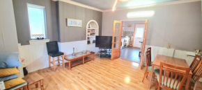Beautiful 4 Bedroom Cottage - Ideal Location - Free Parking